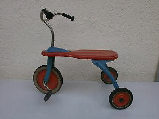altes-dreirad-oldtimer-kinderfahrzeug